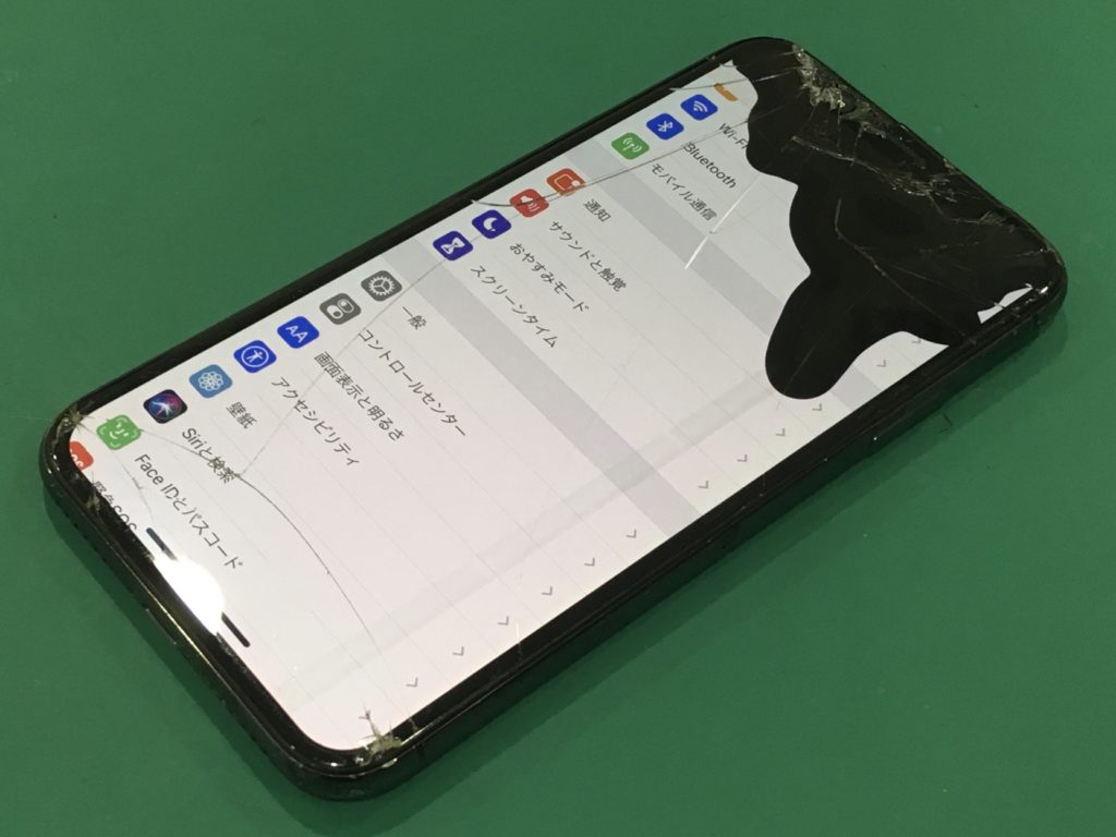 黒いしみが生じたiPhone X