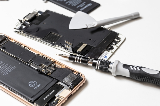 スマホのバッテリーは自分で交換できる?