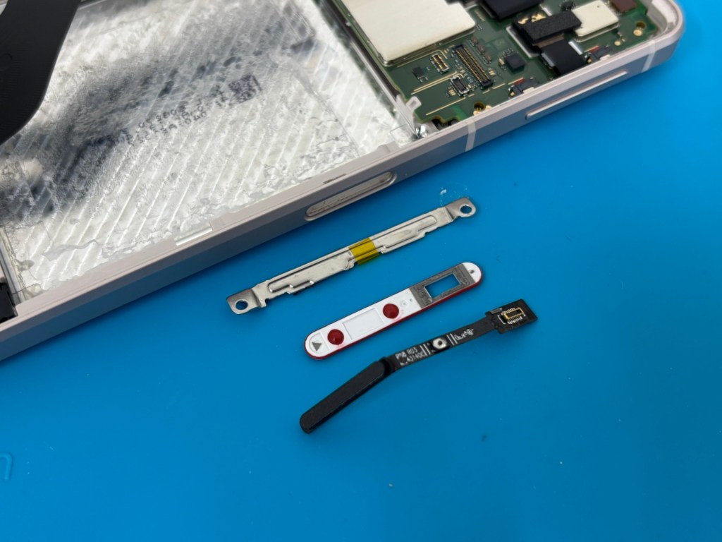 AQUOS sense8 のバッテリーのサイドにある電源ボタンのパーツを取り外した様子
