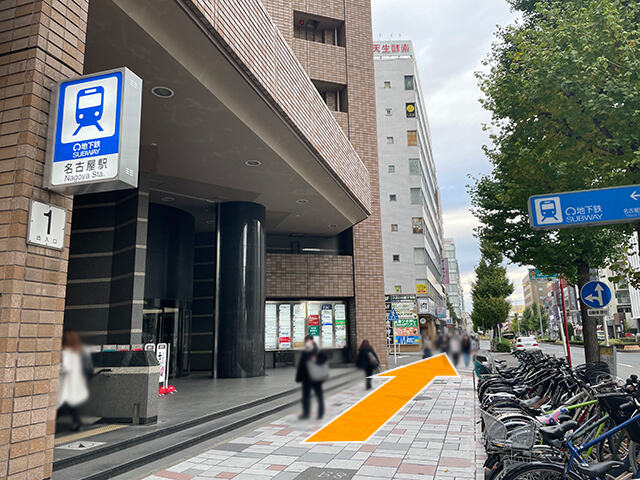 1番出入口の前を通過します。