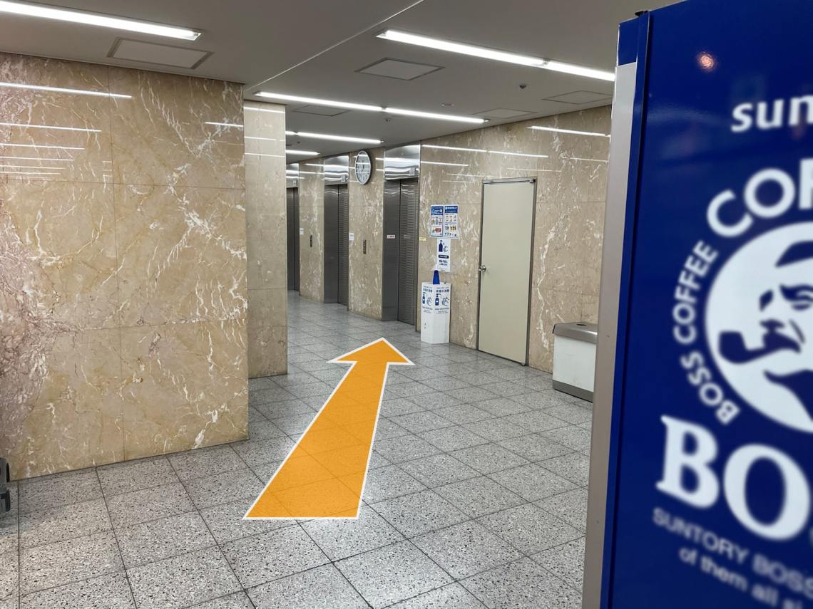 エレベーターがございますので、地下2Fへお越しください。