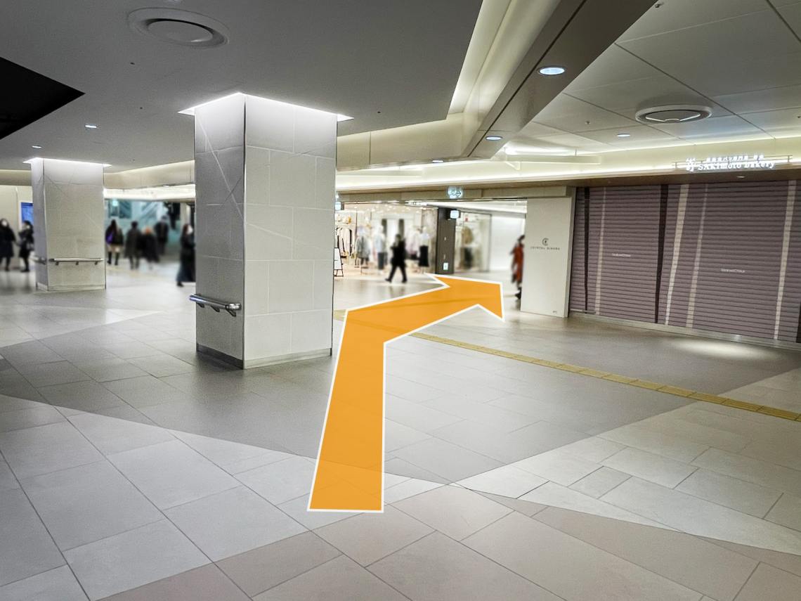 サカエチカの西通路へ進みます。