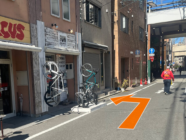 東仁王門通りの商店街の手前左側に店舗がございます。