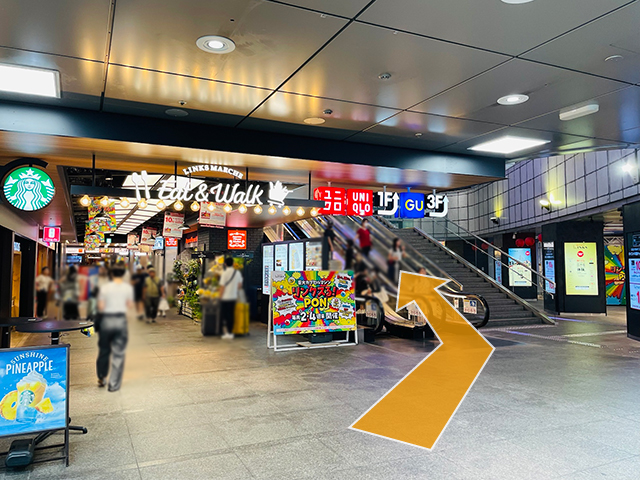 ヨドバシカメラ前の上りエスカレーターに乗ります。