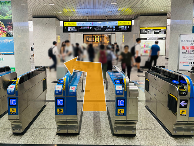 JR大阪駅の「御堂筋口」改札を出て、左に曲がります。